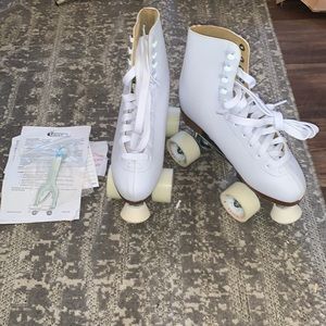 White Chicago Skates, size 8 ladies! Never used or worn.